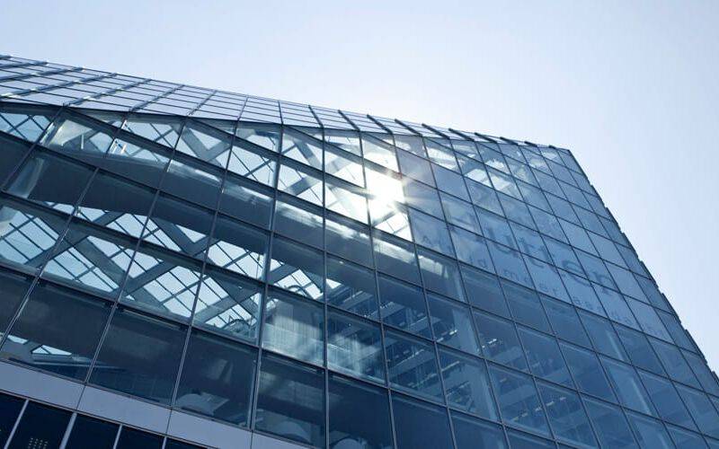 Middenspanning oplossing en zon op het dak bij The Edge